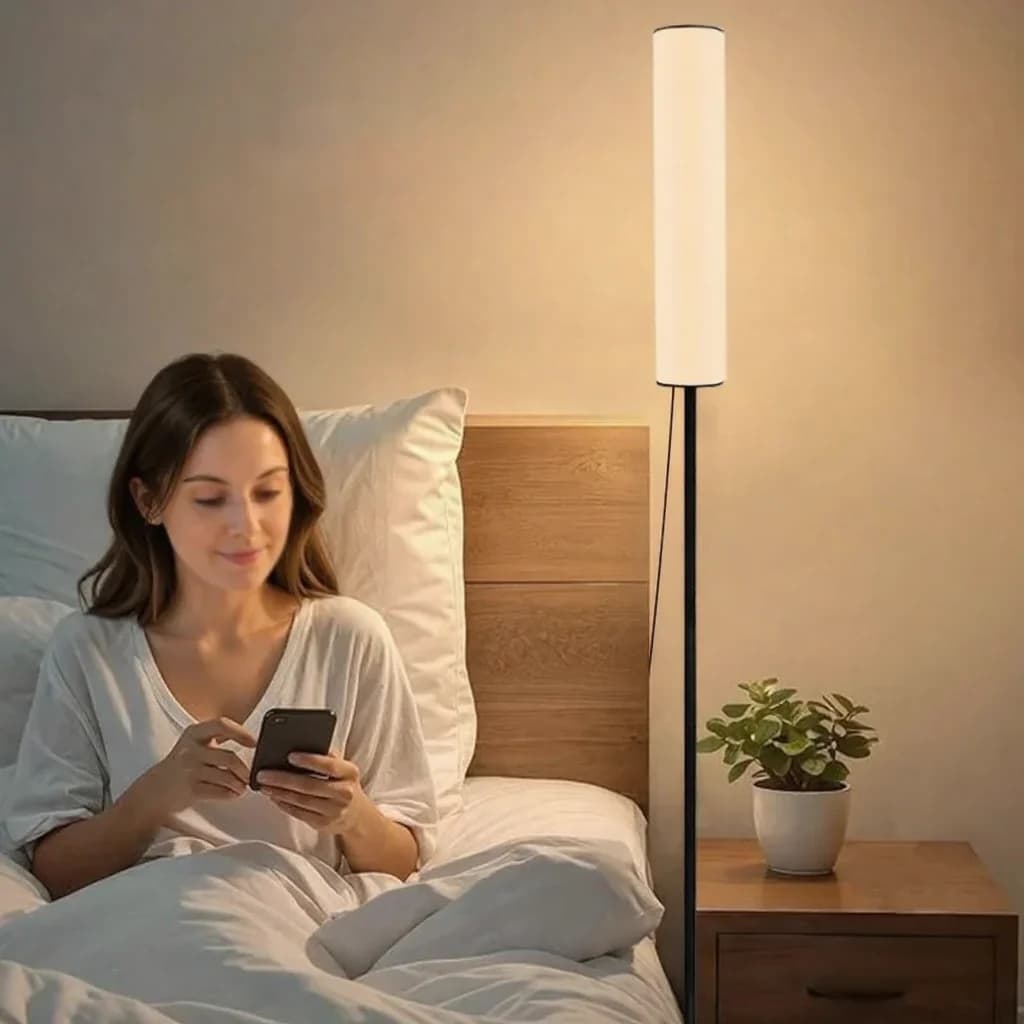LED podna svjetiljka podesive visine s tronožnom bazom i tri načina boje