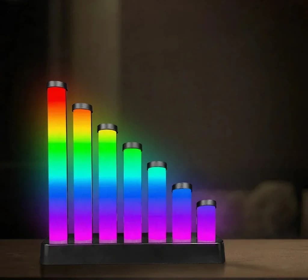 RGB LED stolna lampa s reakcijom na zvuk i upravljanjem aplikacijom